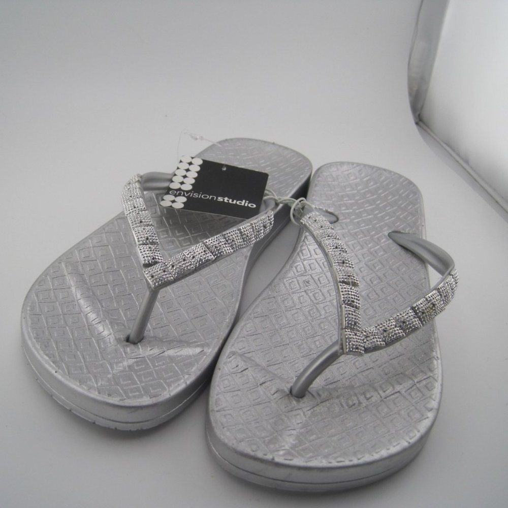 Womens Size 7 FLIP FLOPS ENVISION STUDIO Silver RHINESTONES Strap (RN: 56951)